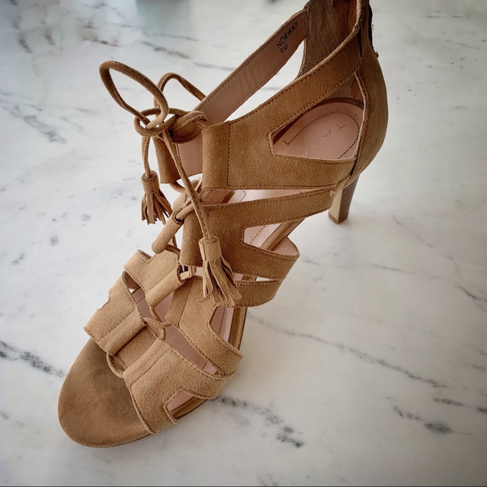 TAHARI Norway lace-up gladiator, sz 9. 3” heel